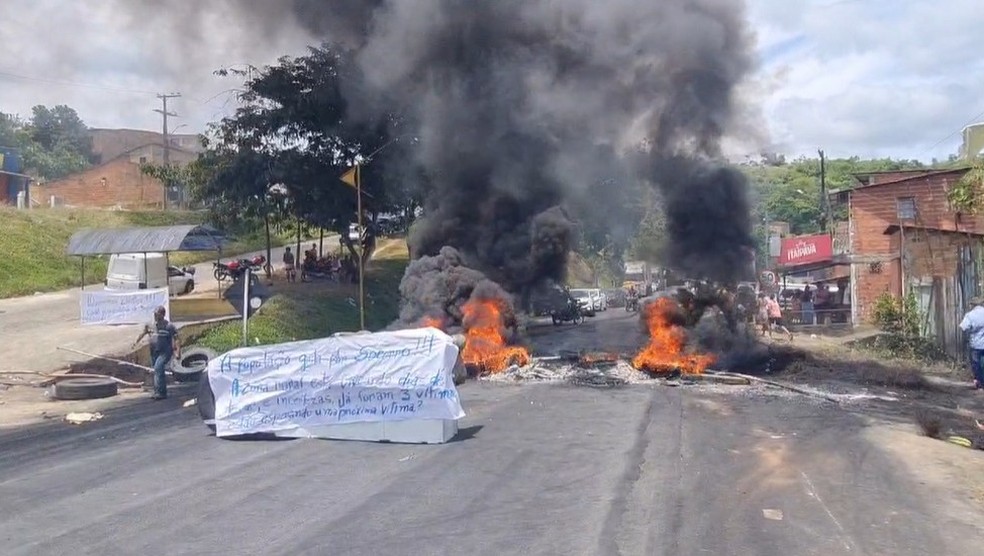 Manifestação na BR-101, em Ibirapitanga — Foto: Reprodução/TV Santa Cruz