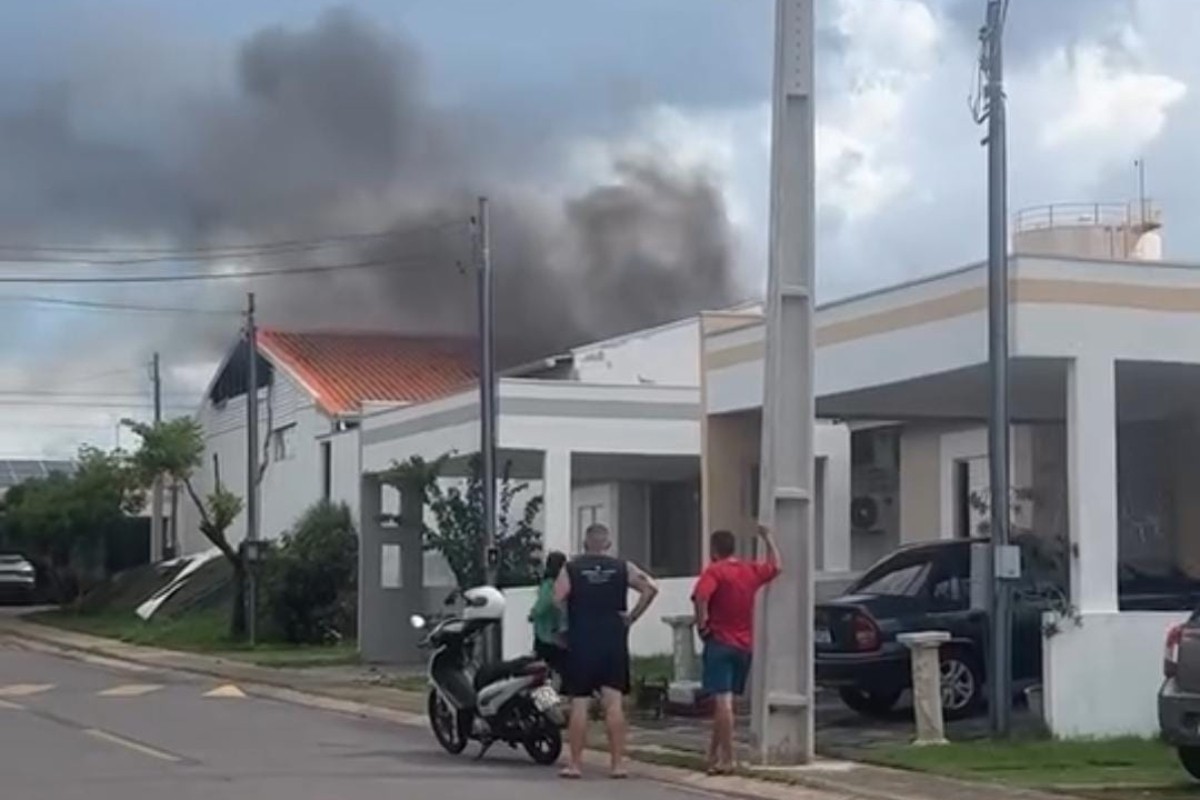 VÍDEO: incêndio atinge casa em condomínio e causa nuvem de fumaça em Cuiabá  