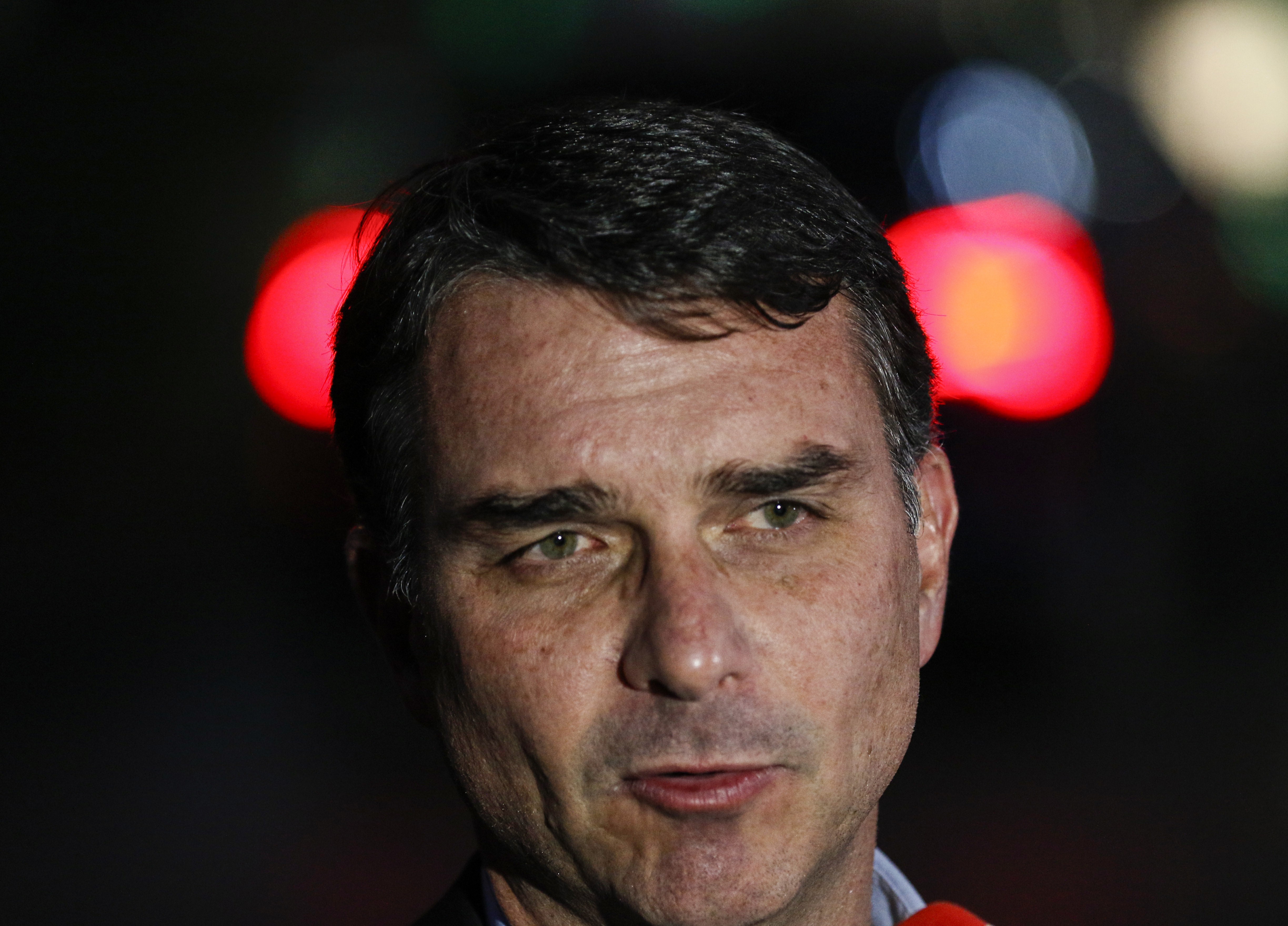 Flávio Bolsonaro aponta ligação do Master com cúpula do PT horas após ação da PF mirar aliado dele
