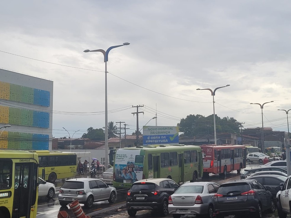 Ônibus do transporte coletivo de São Luís colide em poste e bairros ficam sem energia elétrica — Foto: Alessandra Rodrigues/Mirante AM