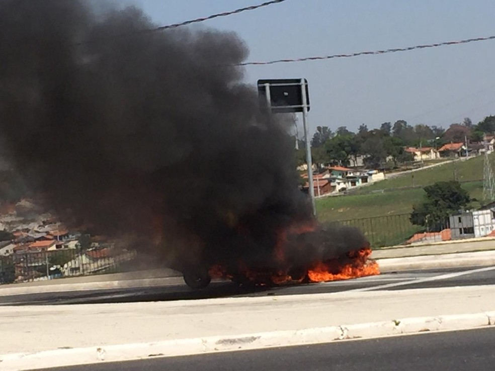 Protesto com incêndio em veículos causa tumulto na Avenida Fundo do Vale em  São José; VÍDEO, Vale do Paraíba e Região