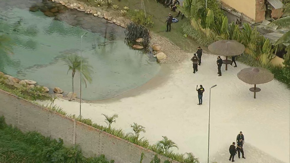 Polícia desmantela 'resort' usado por traficantes em Parada de Lucas — Foto: Reprodução/ TV Globo
