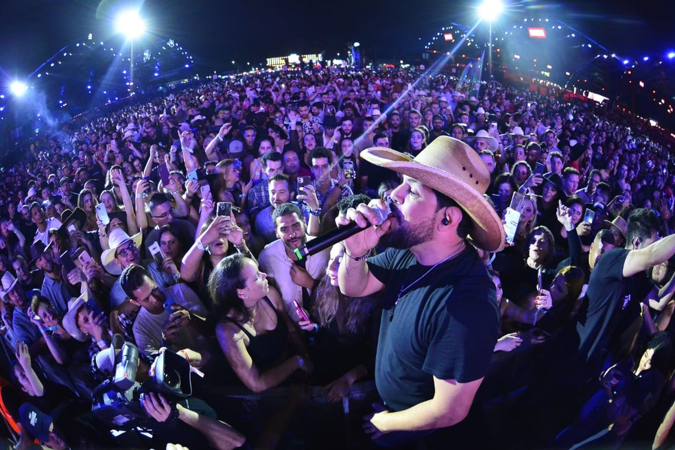 Fernando e Sorocaba fizeram a arena de Jaguariúna cantar grandes sucessos da música sertaneja — Foto: Júlio César Costa/g1