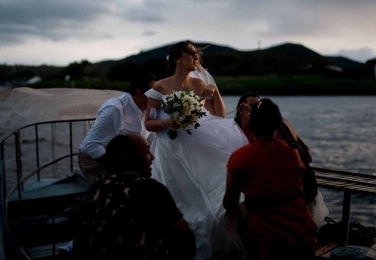 Após tempestade adiar cerimônia, noiva realiza casamento em praia no TO: 'Tinha certeza que daria certo'