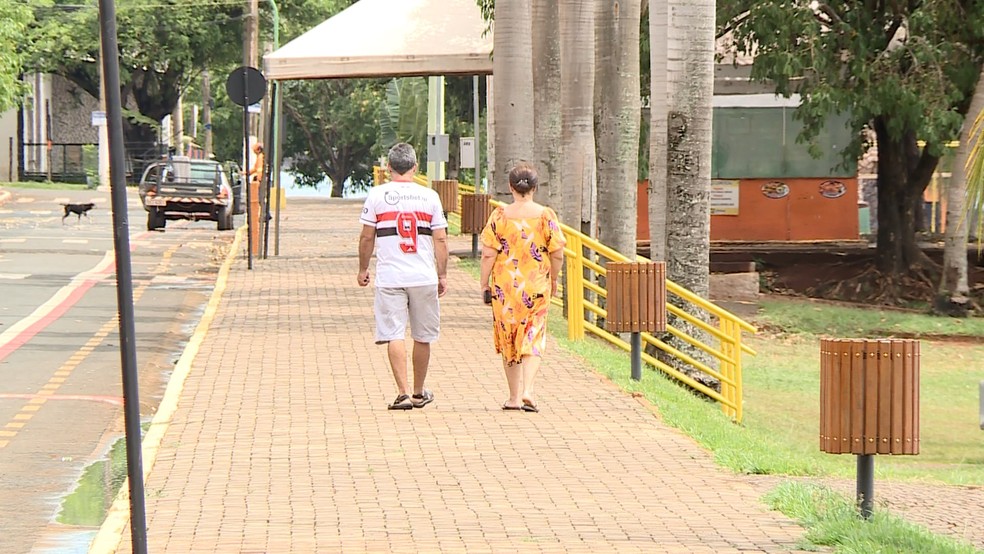Casal passeia tranquilamente pela orla da prainha de Cachoeira Dourada. — Foto: TV Integração/Reprodução