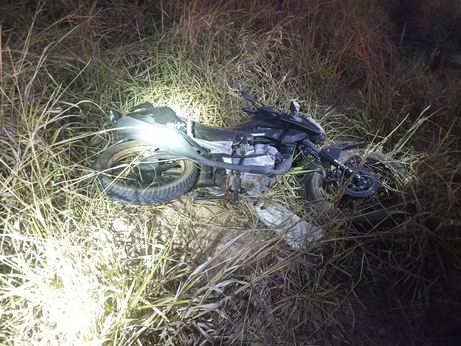 Motociclista morre ao cair em buraco após perder controle da moto na MG-423