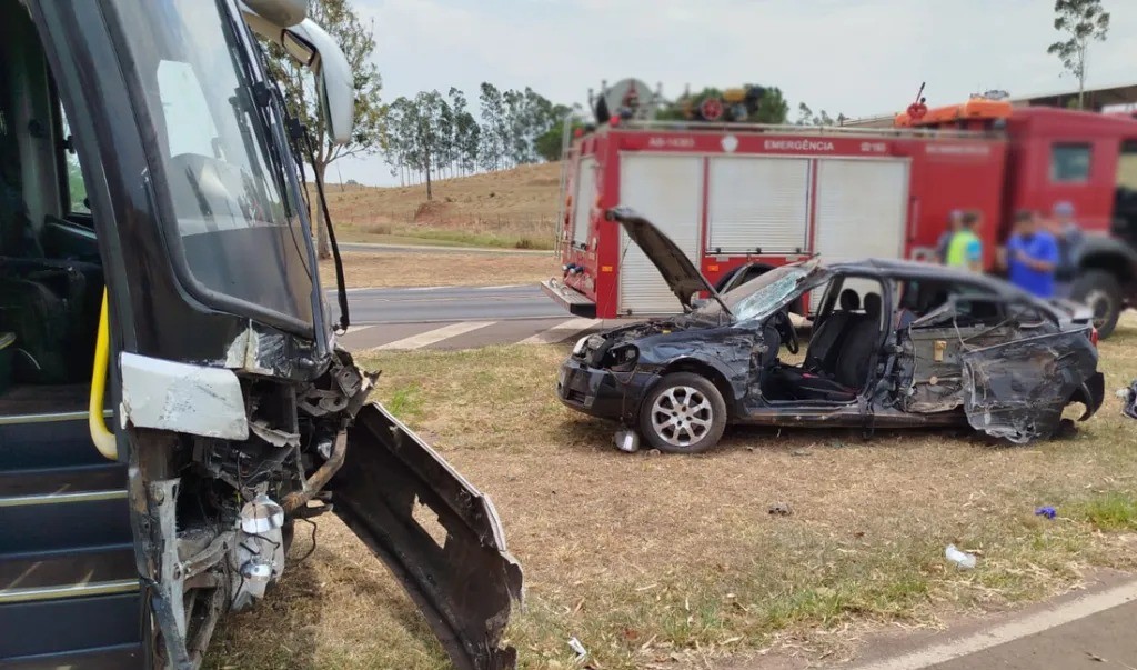Motorista morre após batida entre carro e ônibus em rodovia do interior de SP