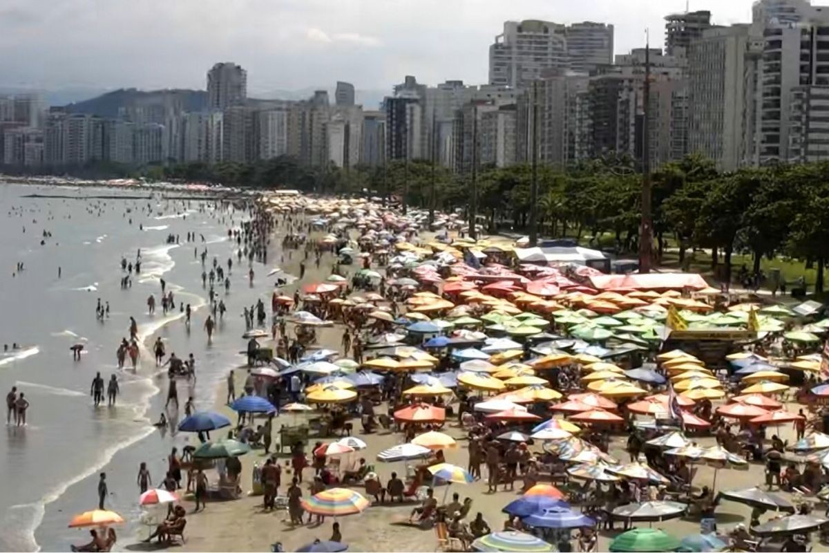 Praias ficam lotadas com sol e calor no litoral de SP em pleno outono; FOTOS