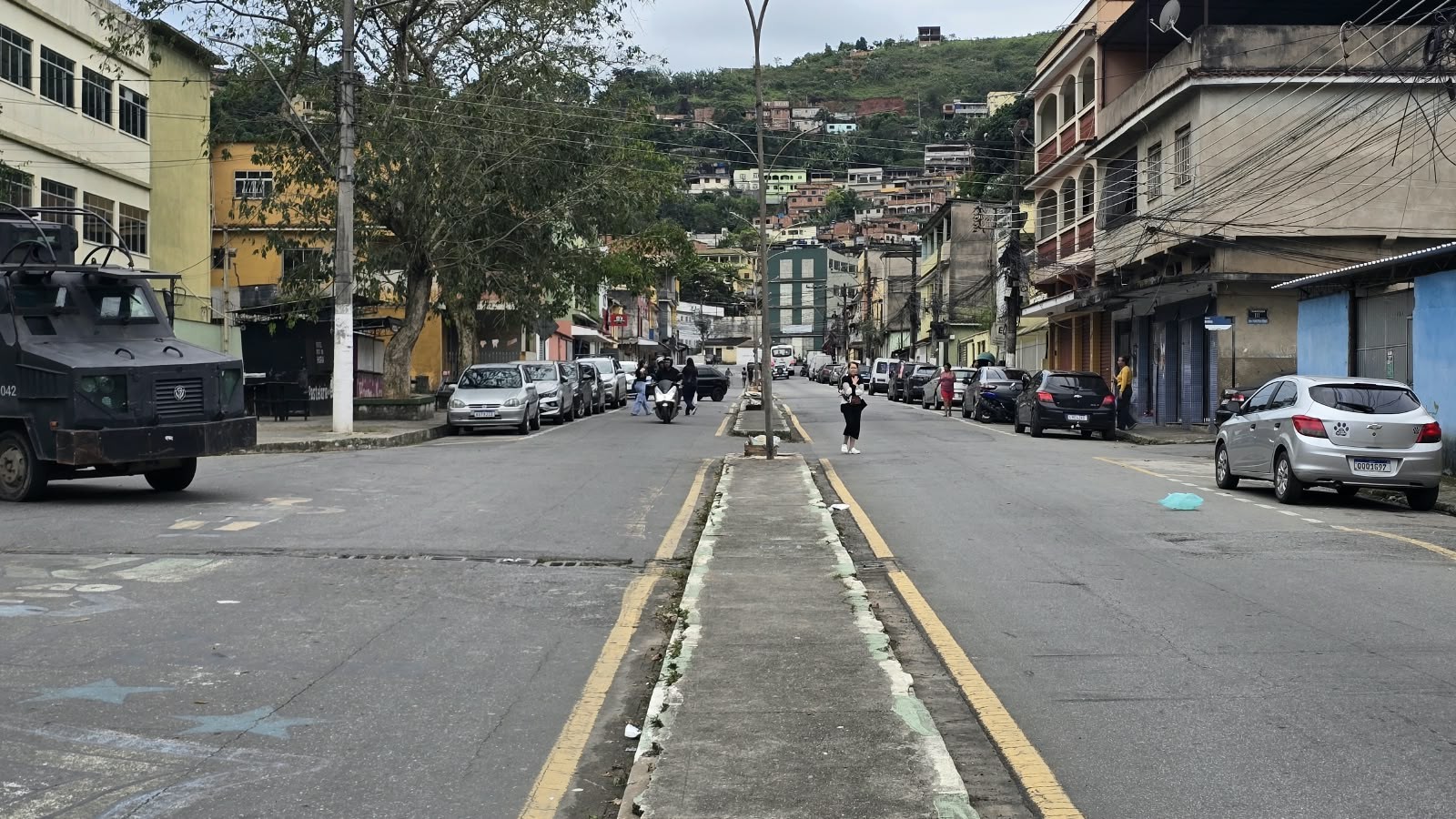 Operações tem presos e grande apreensão de armas e drogas após invasão à Vila Brasília, em Volta Redonda