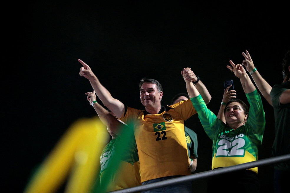 O senador brasileiro e candidato à presidência Flávio Bolsonaro e Maria do Carmo, candidata ao governo do Amazonas pelo Partido Liberal (PL), participam de um comício antes do segundo turno das eleições presidenciais, em Manaus, Brasil, em 19 de outubro de 2026 — Foto: REUTERS/Suamy Beydoun