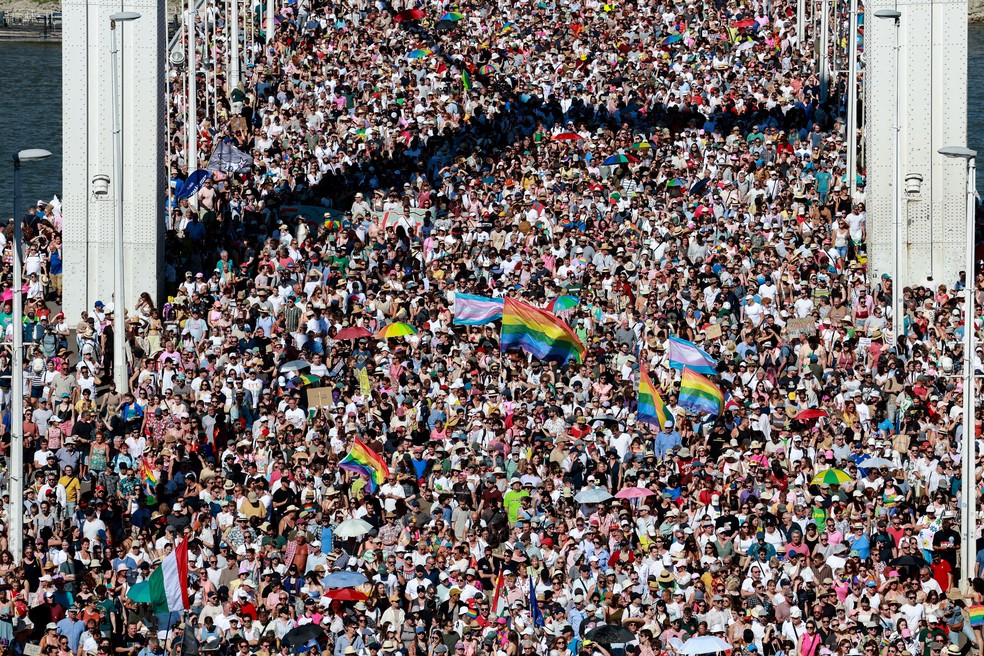 Milhares marcham por direitos LGBT+ na Hungria, mesmo após proibição — Foto: Bernadett Szabo/Reuters