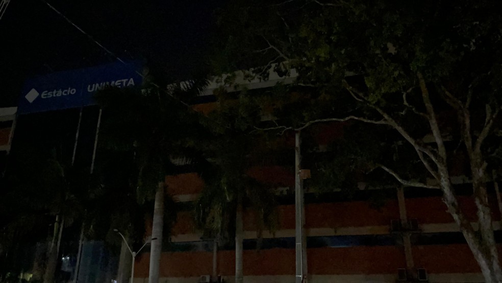 Energia retornou em alguns bairros a partir das 18h, mas parte da cidade ainda estava às escuras — Foto: Luana Rodrigues/Rede Amazônica Acre