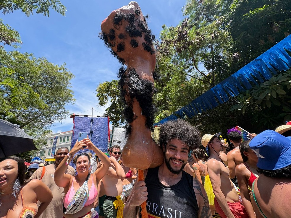 Perna cabeluda gigante participou da Apoteose dos Bonecos Gigantes, em Olinda — Foto: Joalline Nascimento/g1