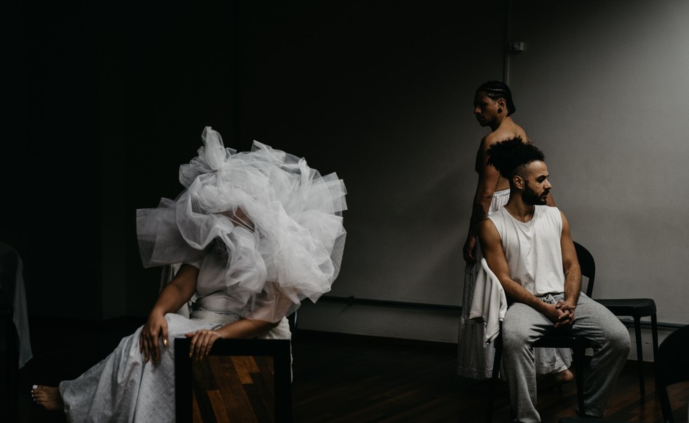 Àkàsà Coletivo Artístico apresenta espetáculo Entre homens em fuga, meninos que sonham em São Paulo — Foto: Divulgação