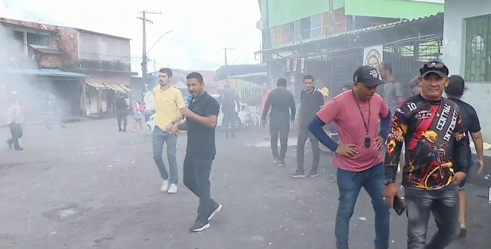 Manifestação contra mudanças em linhas de ônibus em bairro de Manaus continua pelo segundo dia