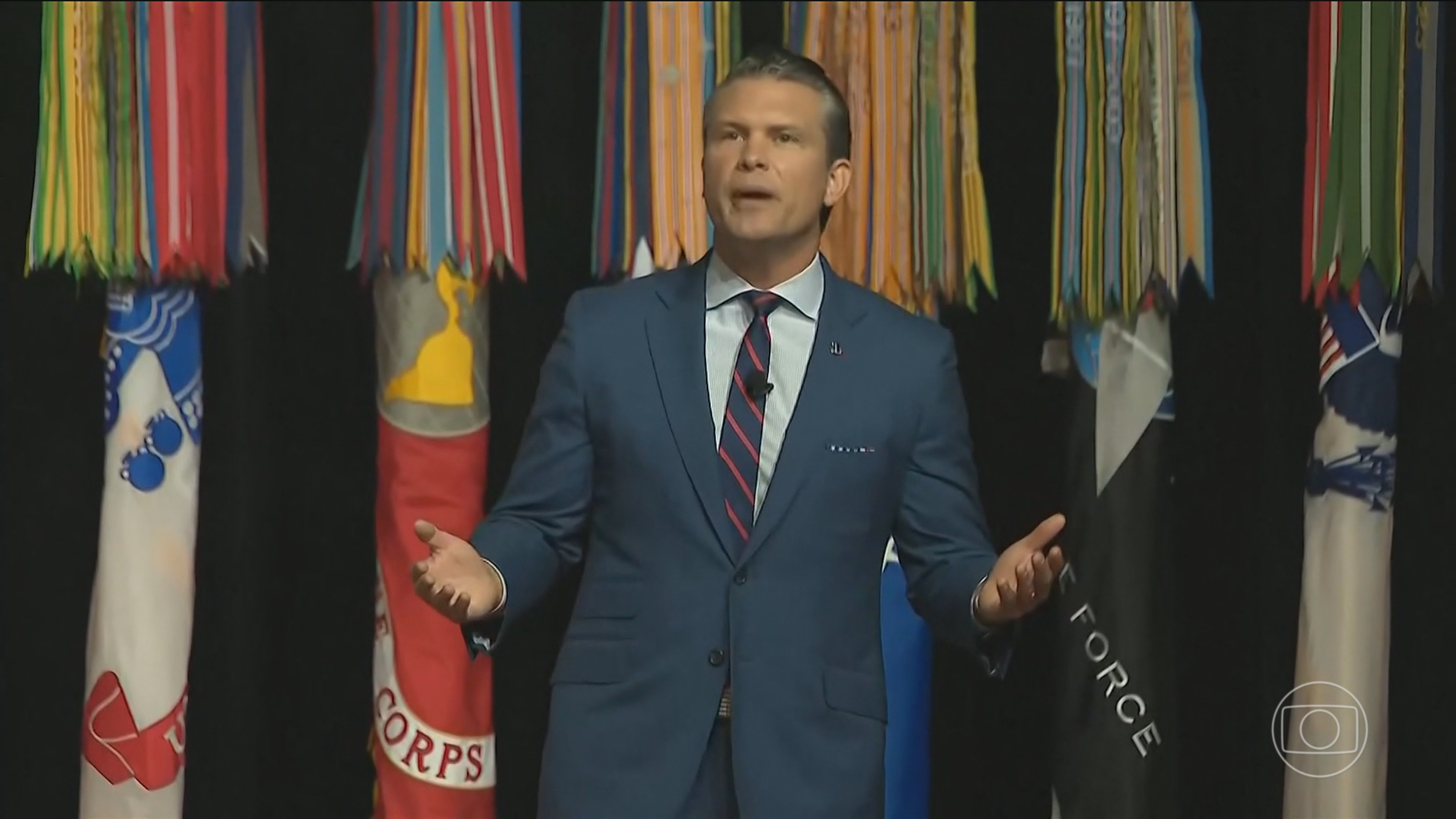 É #FAKE que vídeo mostre secretário da Guerra dos EUA desembarcando no Brasil