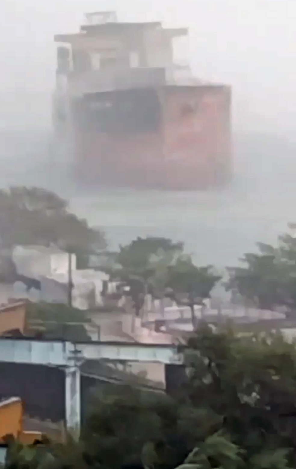 Ventania fez navio ficar à deriva até encalhar na Ilha do Governador — Foto: Reprodução
