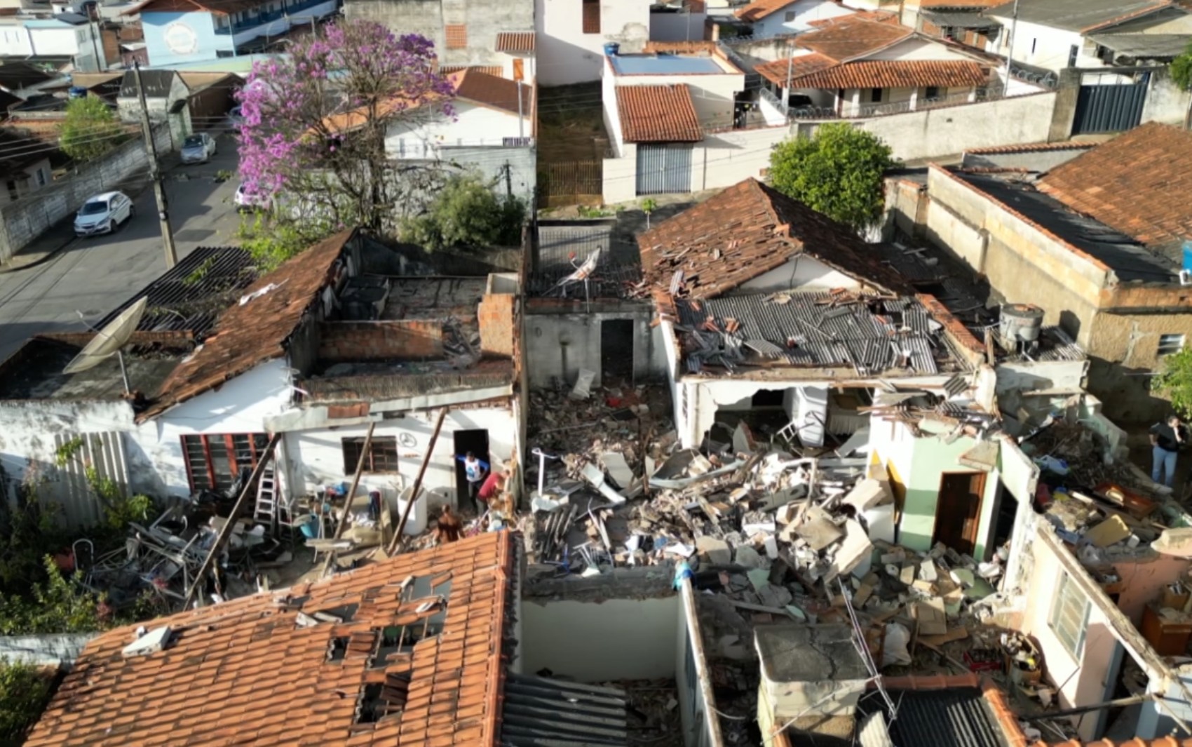 Explosão causada por vazamento de gás transforma local em cenário de guerra em MG; quatro casas são interditadas