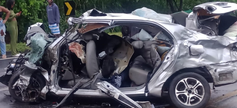 Carro ficou totalmente destruído após bater em carreta na BR-101, no Sul do Espírito Santo — Foto: Reprodução
