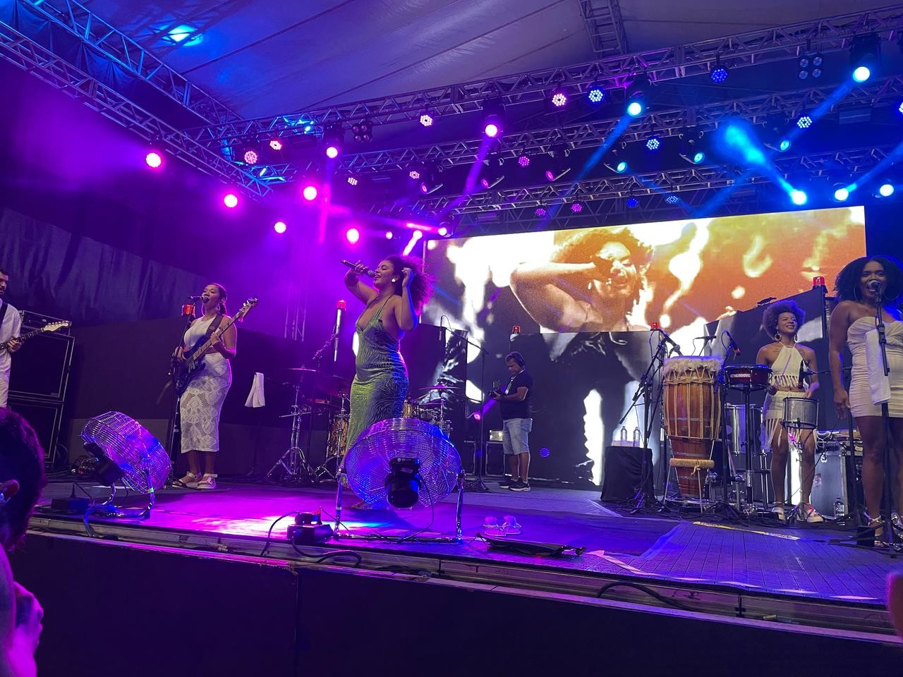 Coro de 'sem anistia', valorização da cultura regional e dueto entre BaianaSystem e Rachel Reis marcam pré-Micareta de Feira