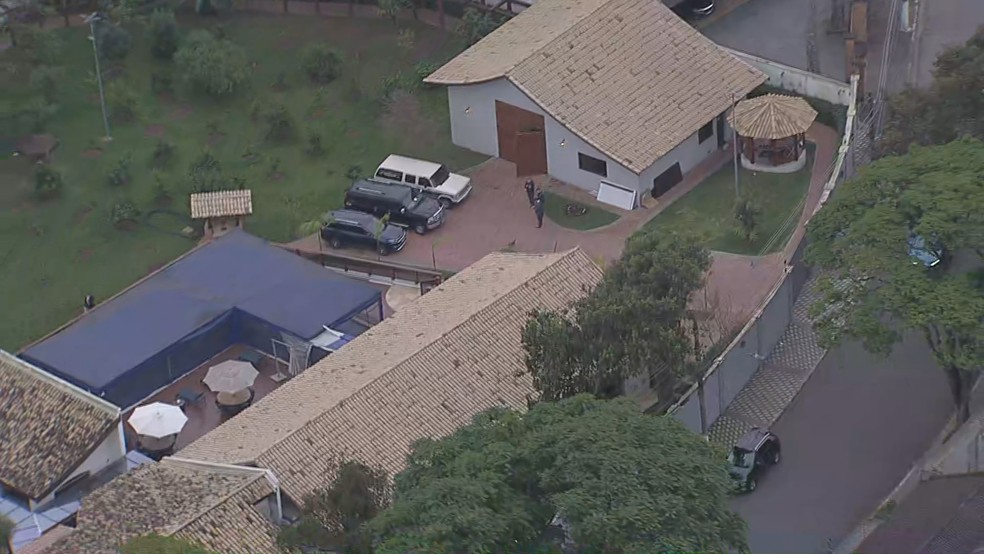 Buscas na casa de Milton Leite — Foto: TV Globo