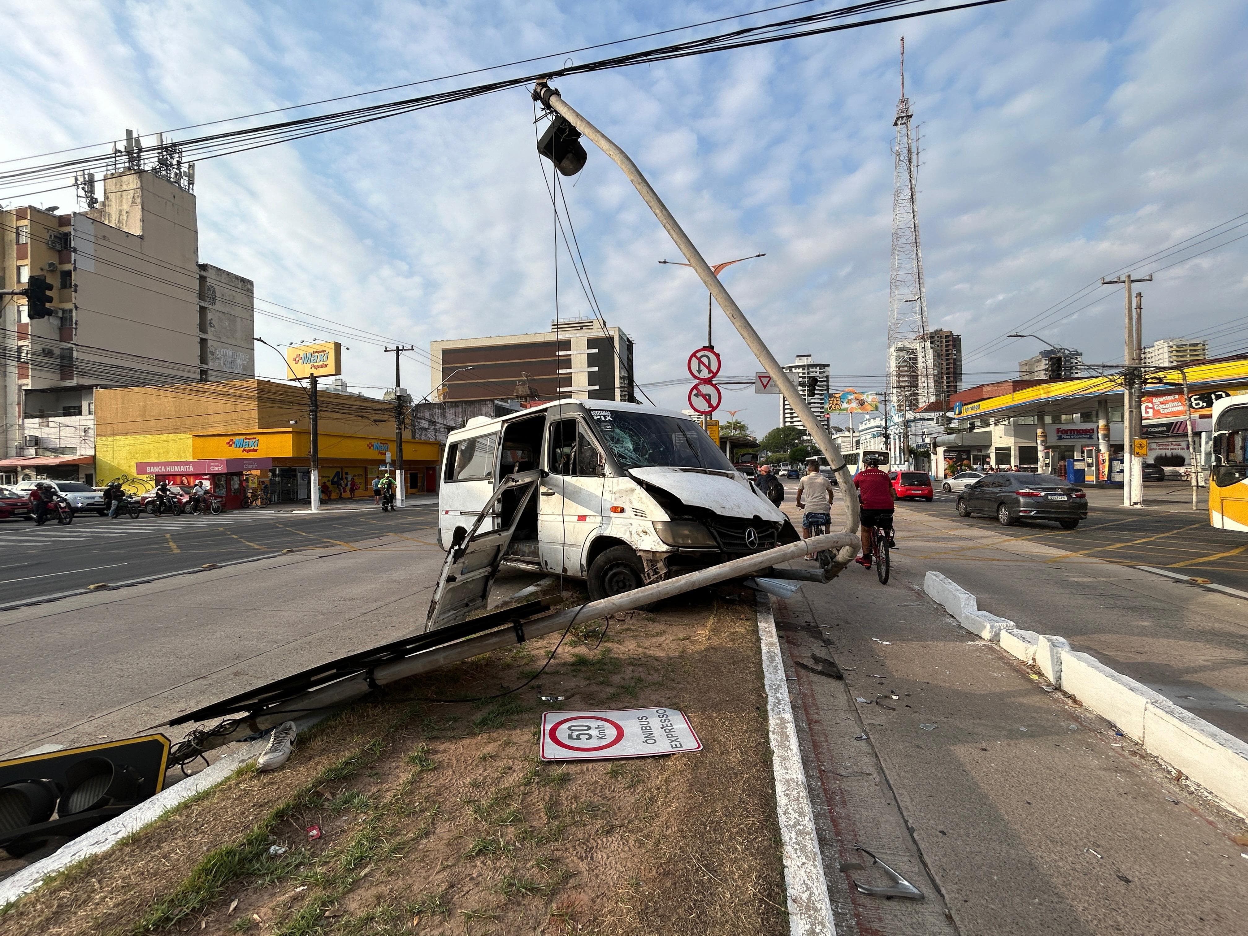 Van bate em motociclista, invade canteiro e derruba semáforo na av. Almirante Barroso, em Belém