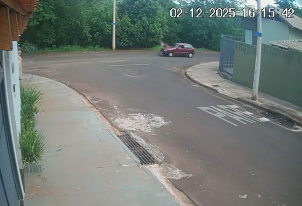 Menino de 5 anos foi atropelado e arremessado no chão pelo carro em Santa Cruz do Rio Pardo — Foto: Diário do Cidadão/Reprodução
