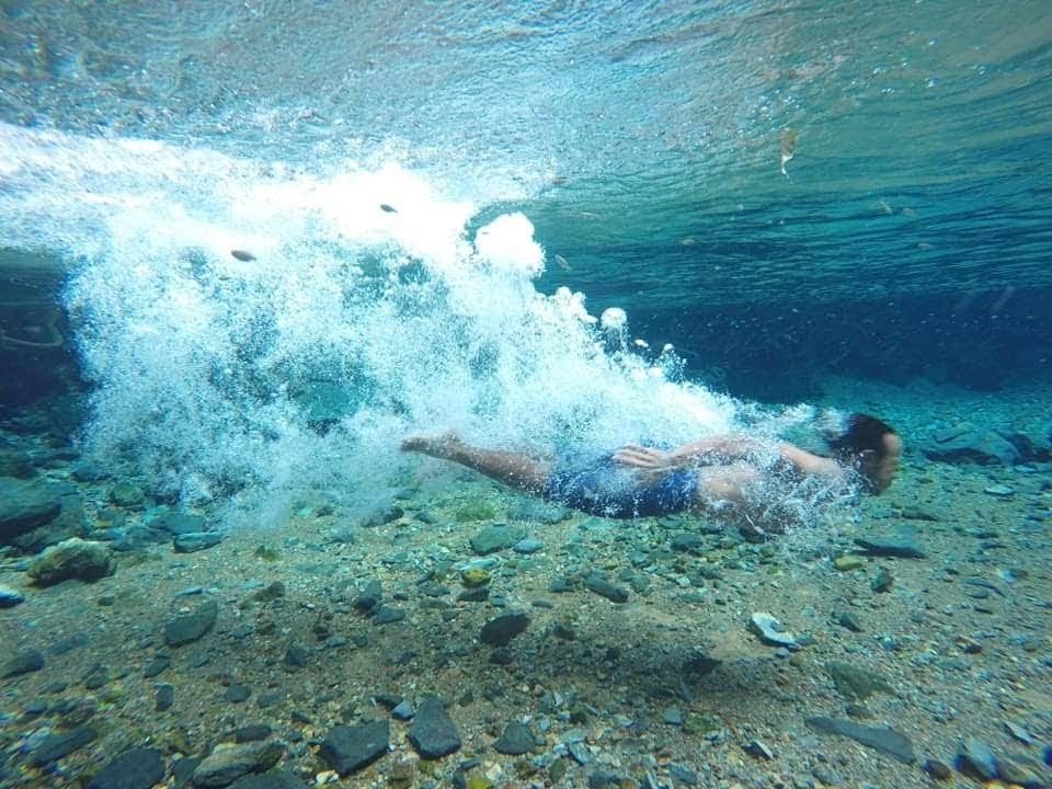 Águas cristalinas e paisagem encantadora: conheça o menor rio do Brasil