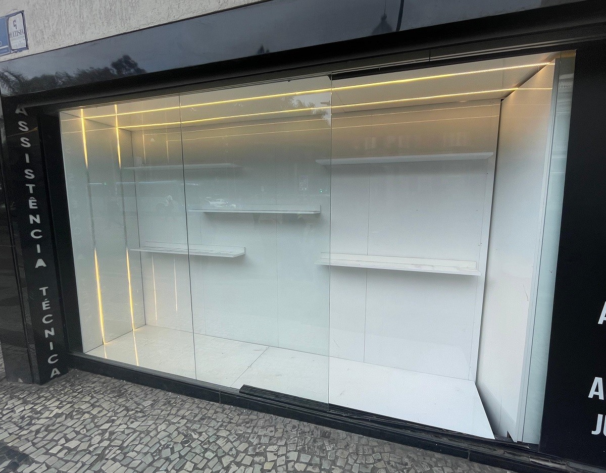 Loja tem vitrine quebrada e produtos furtados no Calçadão da Rua Halfeld, em Juiz de Fora 