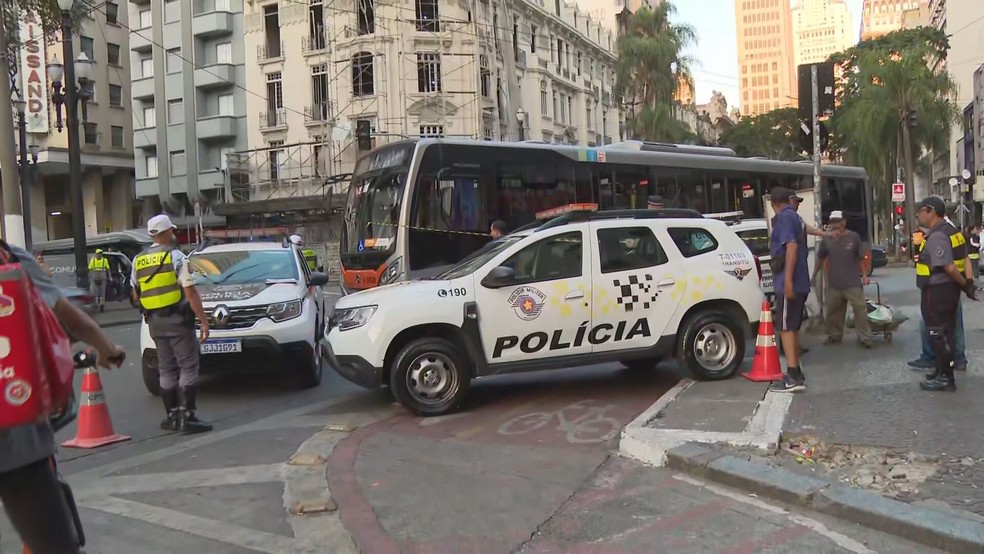 Idoso morre após ser atropelado por ônibus no Centro de SP — Foto: TV Globo