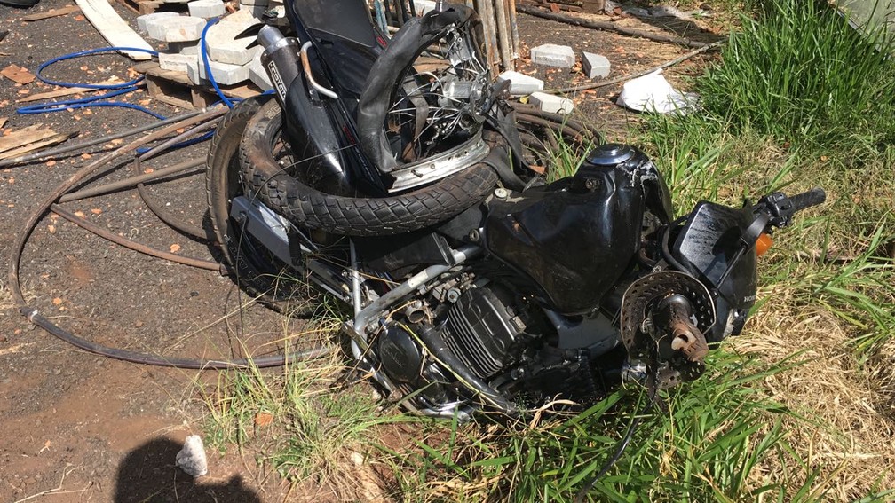 G1 - Motociclista e garupa morrem em acidente entre carro e moto