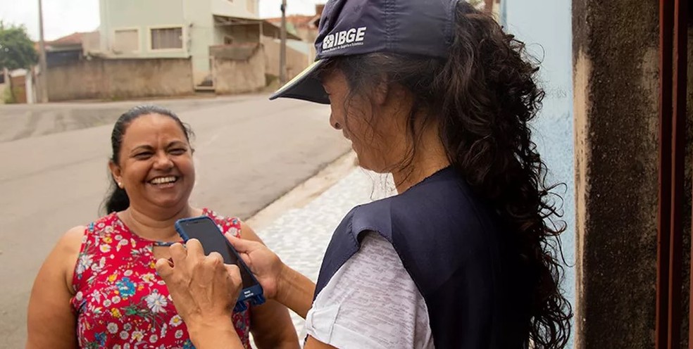 Recenseadora entrevista moradora para o Censo — Foto: IBGE/Divulgação
