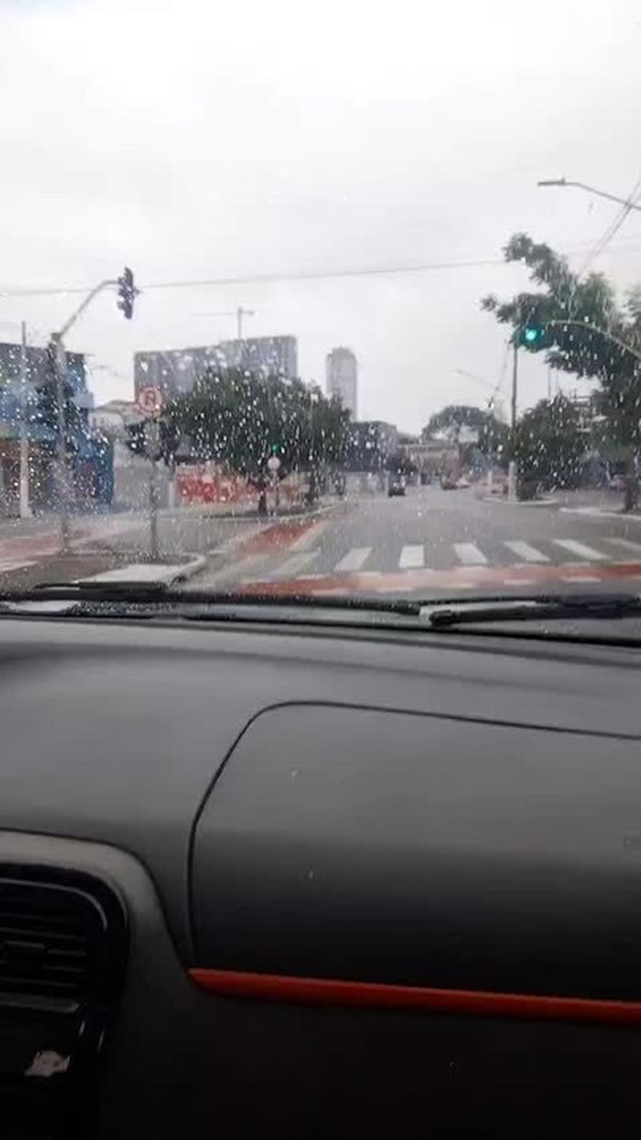 Passageiro grava, de dentro do carro que causou o acidente, momento em que veículo bate em outros e capota na Zona Leste 