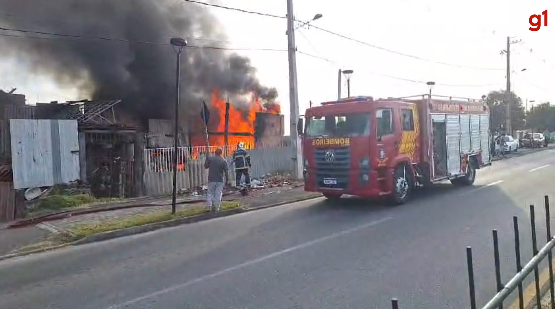 VÍDEO: Incêndio destrói loja de materiais de construção na região metropolitana de Curitiba