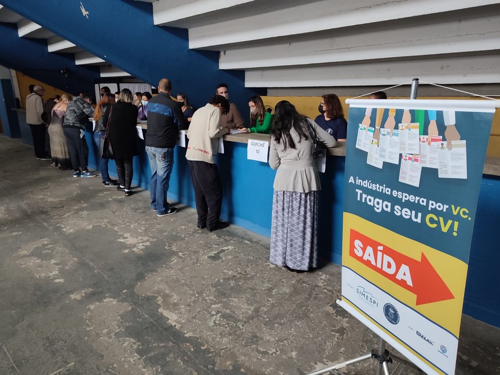 ARQUIVO: Força-tarefa dos sindicatos industriais durante captação de currículos em Piracicaba, em 2022 — Foto: Gabriela Ferraz/EPTV 