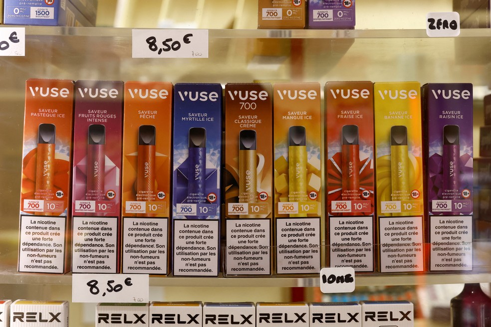 Cigarros eletrônicos de uso único em uma tabacaria em Gardanne, na França. — Foto: REUTERS/Manon Cruz