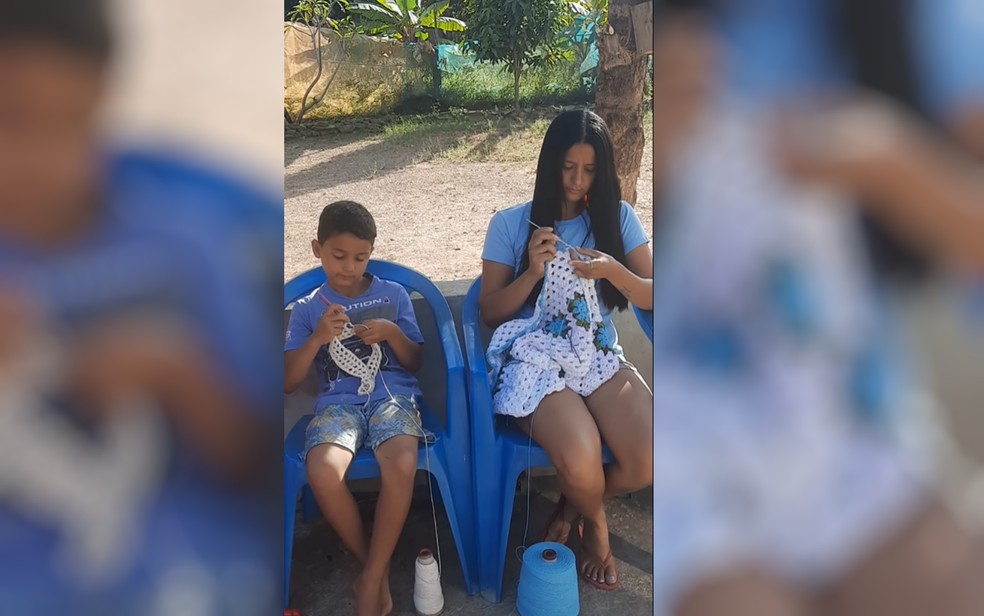 Mãe e filho fazem tapetes de crochê em Aparecida de Goiânia — Foto: Reprodução/Instagram 