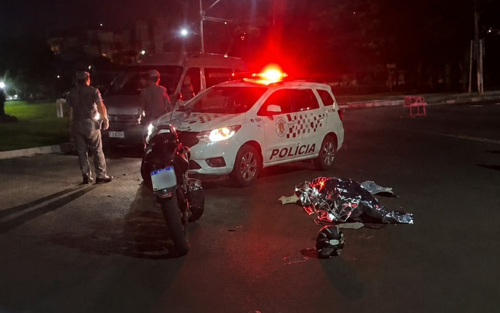 Homem morre e dois ficam feridos em acidente entre carro e moto em Ribeirão Preto, SP