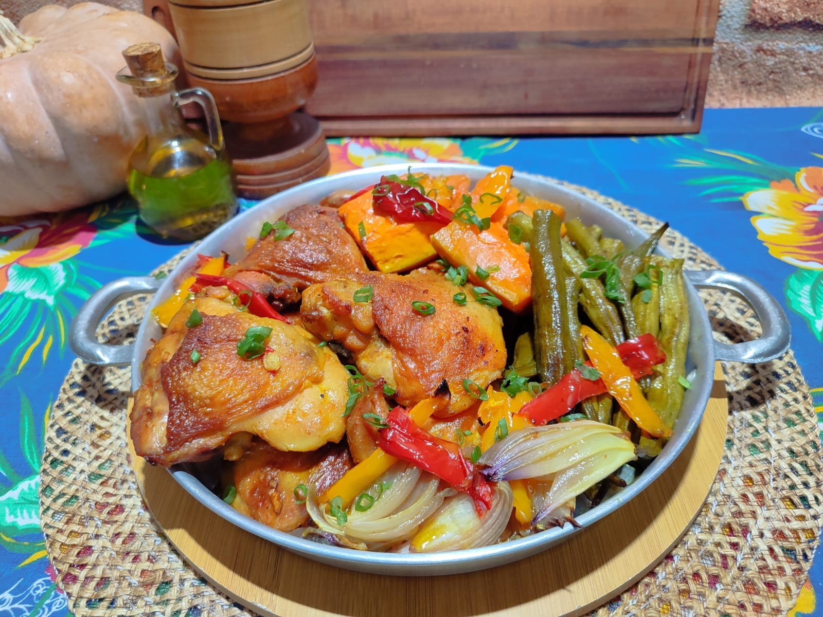 Aprenda a preparar sobrecoxa de frango com jerimum e quiabo