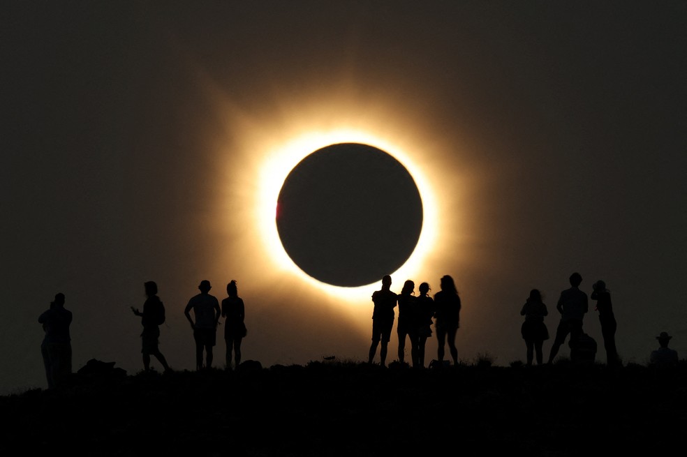 A Lua encobre completamente o Sol durante o eclipse solar total visto do Observatório Astrofísico de Javalambre, em Arcos de las Salinas, perto de Teruel, na Espanha, nesta quarta-feira (12). — Foto: Christian Hartmann/Reuters
