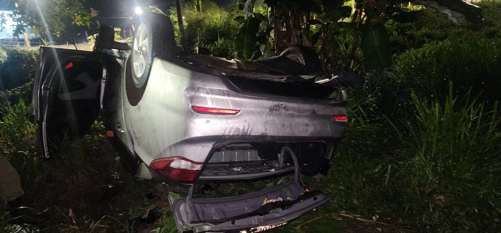 Carro capota em Teresina — Foto: Divulgação: Polícia Militar do Piauí