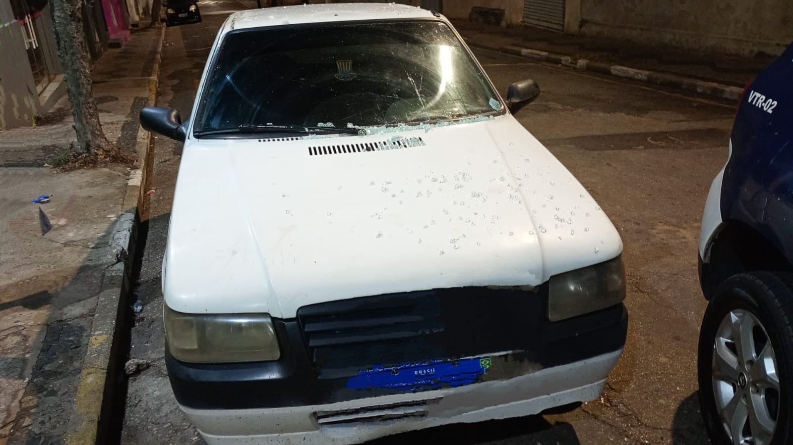 Motorista bêbado invade calçada e colide com vitrine de loja em Angatuba