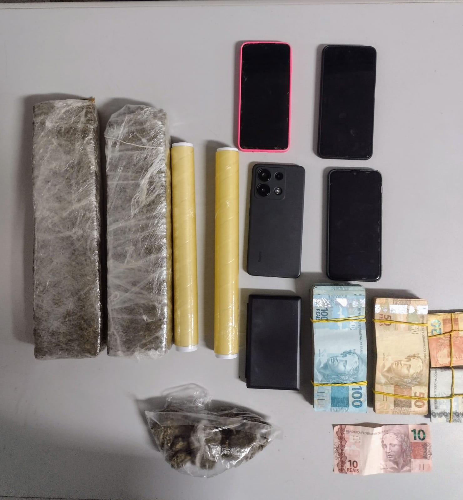 Com aproximação policial, idosa corre para dentro de casa e acaba presa com filha e genro com 1,8kg de maconha, em Pres. Prudente