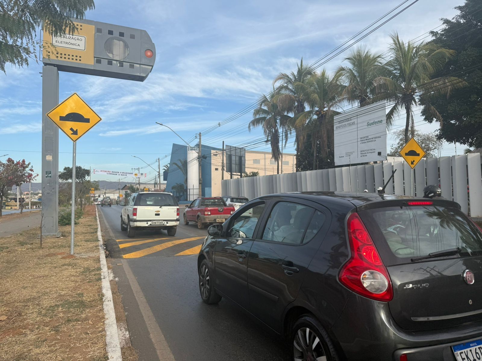 Prefeitura instala redutores de velocidade em avenida de Montes Claros após engavetamento com cinco feridos e um morto