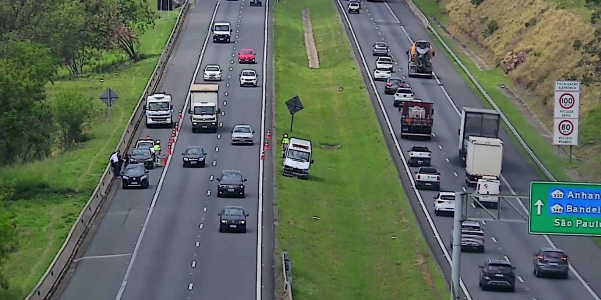 Carro e ambulância colidem em rodovia de Campinas