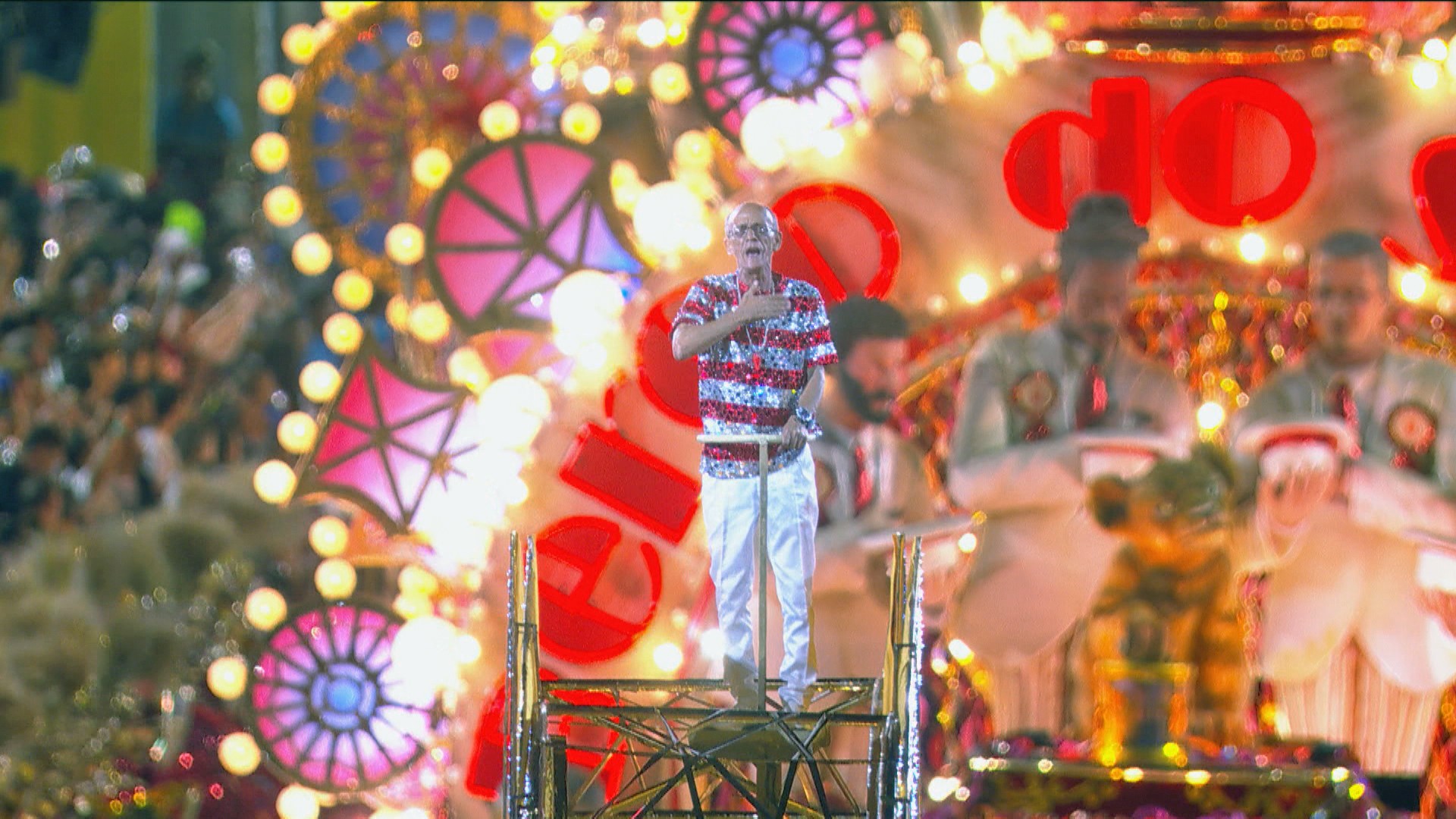 VÍDEO: Ciça aparece de surpresa na comissão de frente da Viradouro antes de reger bateria em cima de carro