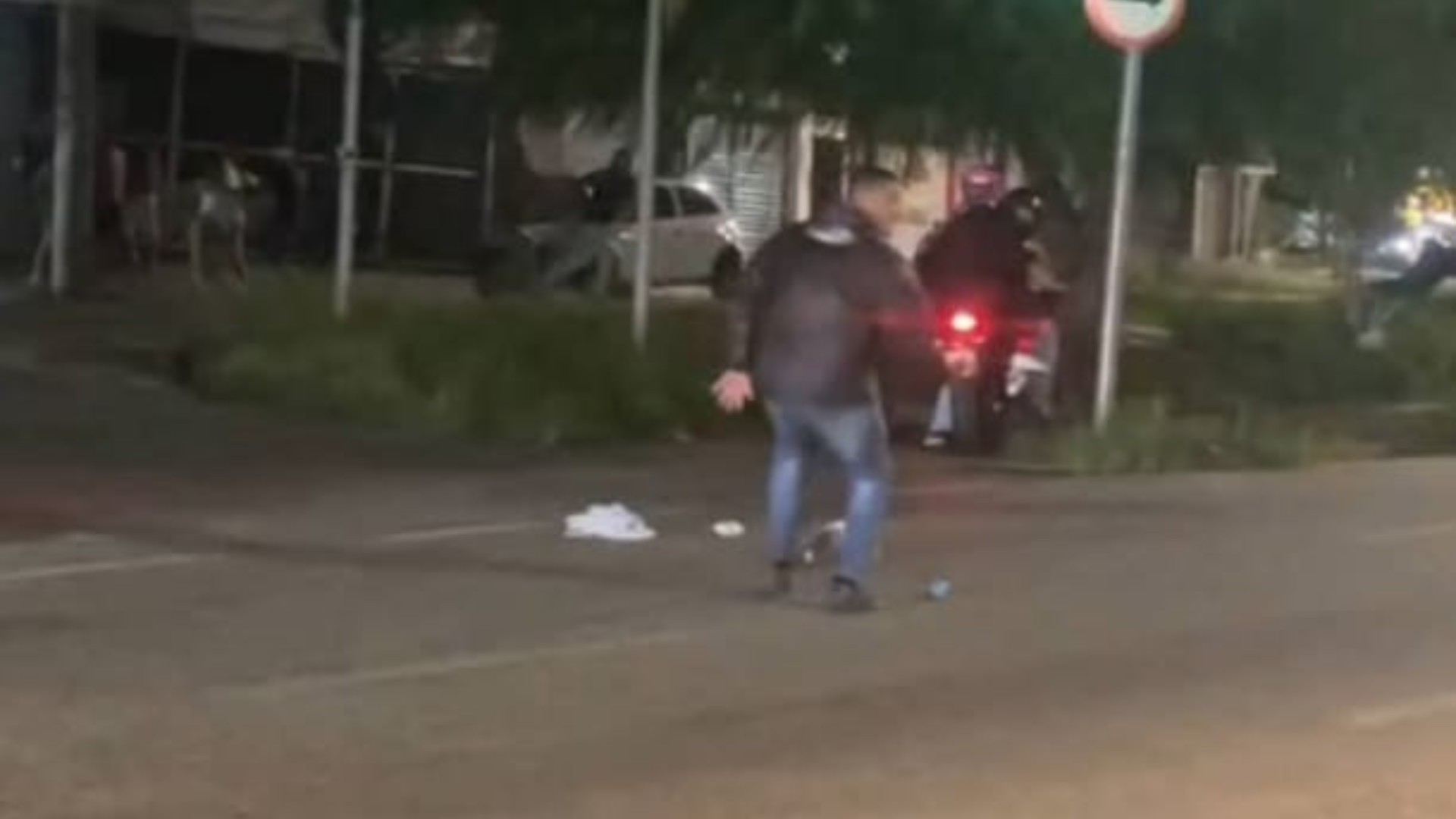 Motoboy que resgatou bebê após cair de carro em movimento fala sobre reação imediata ao vir acidente: 'Só pensei em parar o trânsito'