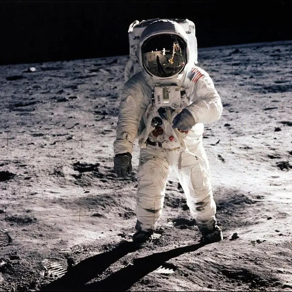 O astronauta americano Buzz Aldrin caminhando na superfície da Lua em 1969 — Foto: Nasa/AFP vai BBC