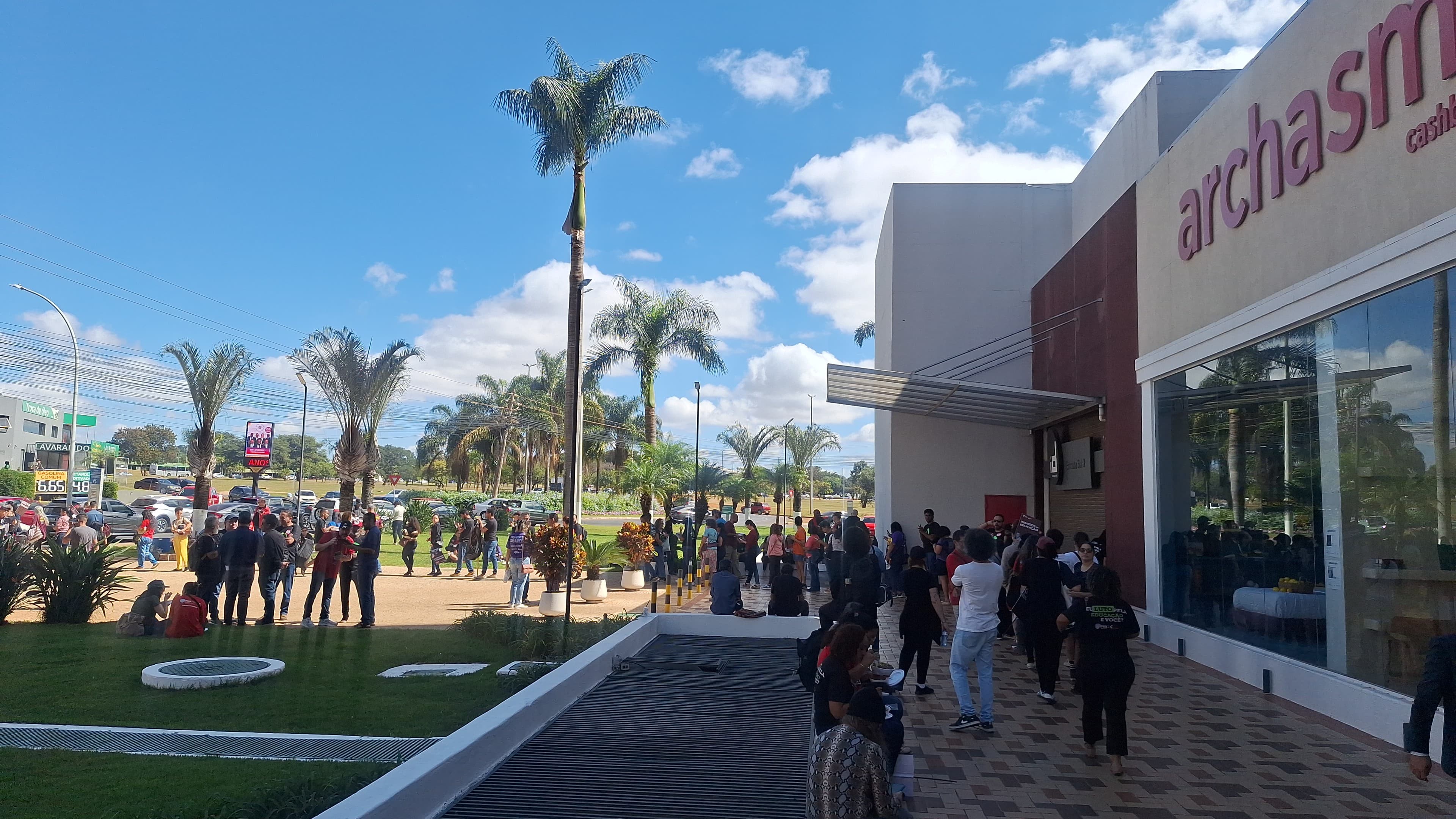 'Fomos recebidos com spray de pimenta': no segundo dia de greve, professores fazem manifestação na Secretaria de Educação