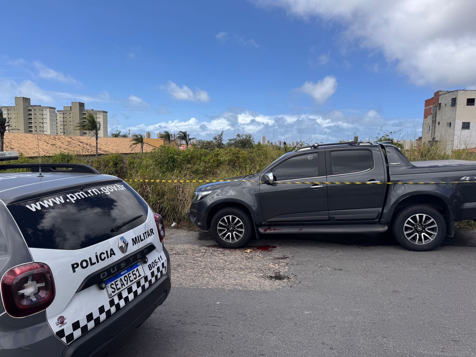 Homem morre após ser encontrado baleado dentro de carro em Natal